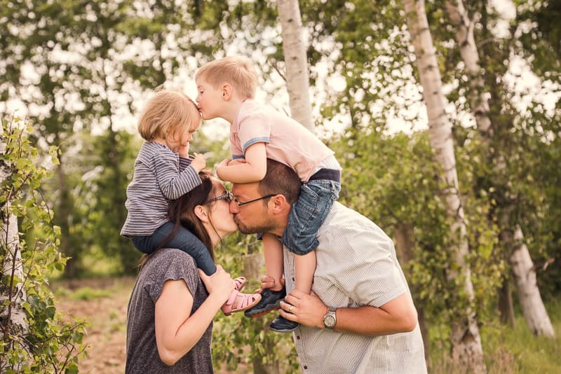 outdoor children photography poses