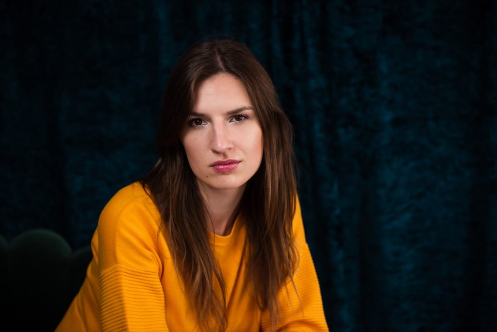 5 ways to avoid shadows in indoor photography (walls and backdrops)