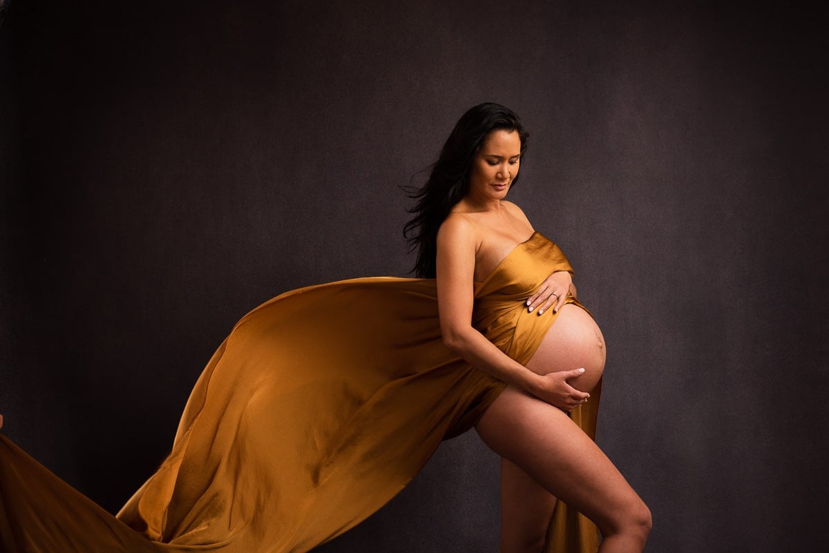 Photography umbrella lighting for maternity portrait